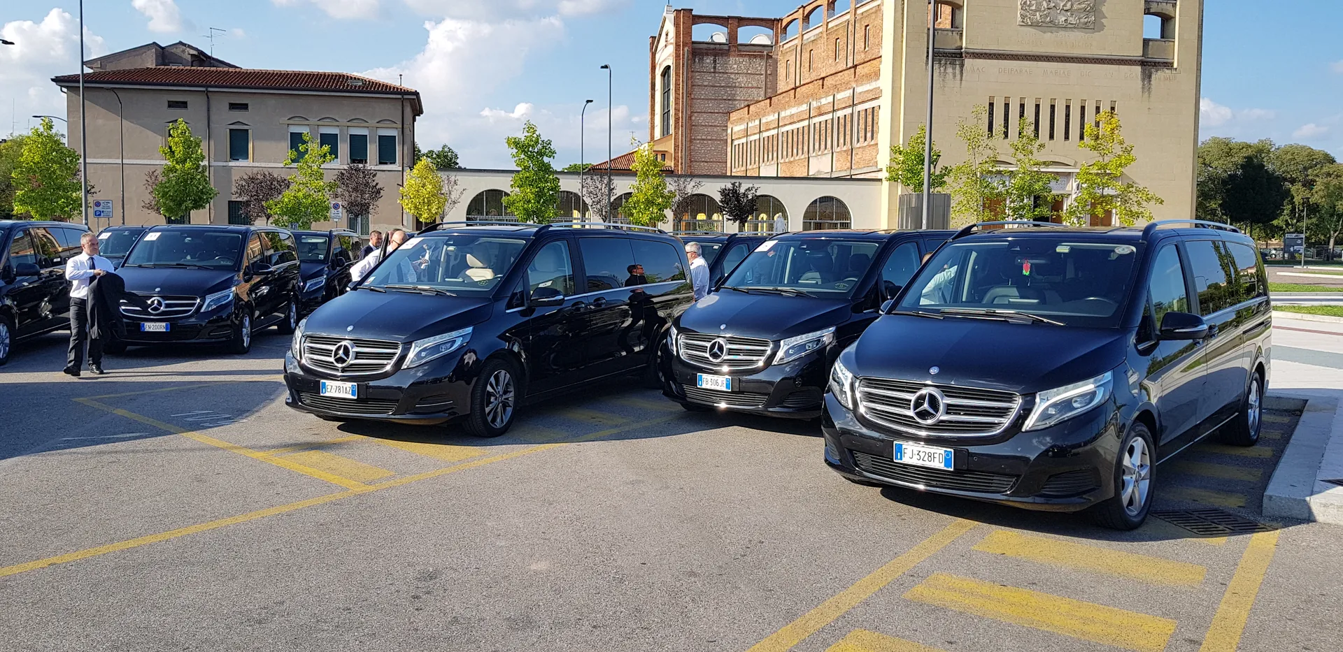 Many minivans for transfers from Venice airport